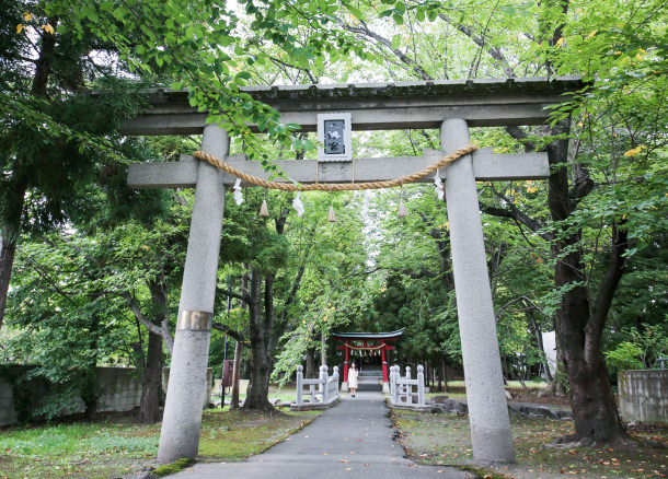 藤崎町の神社の門